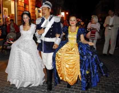 Actorii Teatrului de Stat şi-au prezentat costumele într-o paradă prin centrul oraşului (FOTO)